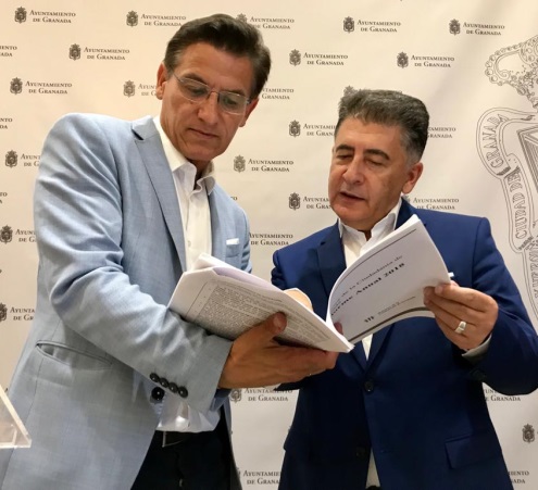 &copy;Ayto.Granada: El alcalde asume el compromiso de afontar como prioridad los temas que le traslada el Defensor de la Ciudadan�a en su memoria anual